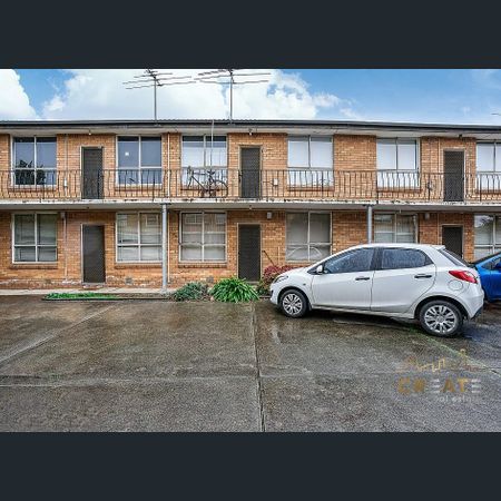 CHARMING ONE BEDROOM APARTMENT IN PRIME LOCATION - Photo 4