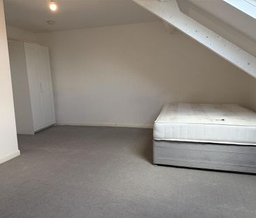 3 bedroom flat to rent - Photo 4