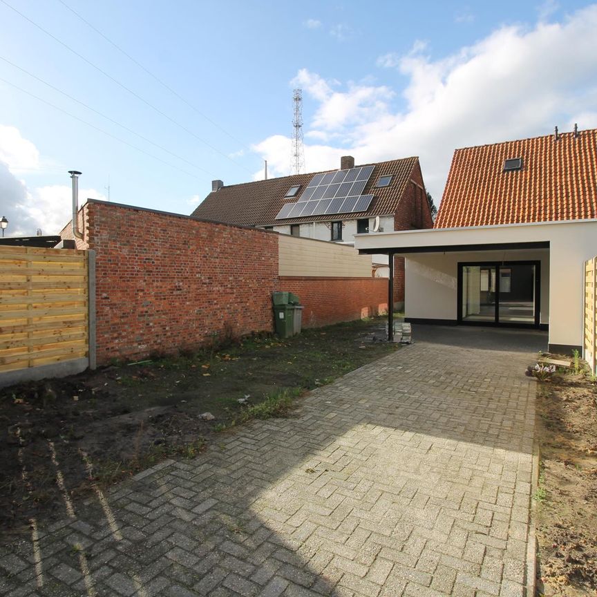 Gerenoveerde, energiezuinige woning met 2/3 slaapkamers vlakbij het centrum van Beerse. - Photo 1