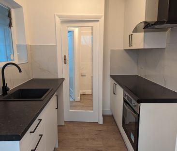 2 Bed Flat, Meadow Close, SE6 - Photo 6