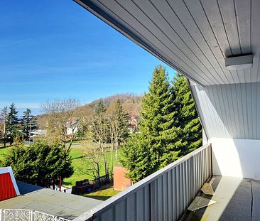 Dachgeschosswohnung mit Balkon und traumhaften Ausblick ins Grüne! - Photo 3