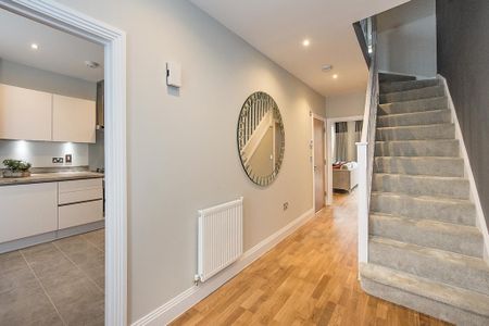 4 bedroom end of terrace house to rent - Photo 2