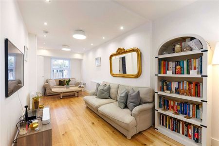 A lovely five bedroom mews house close to Battersea Square. - Photo 2