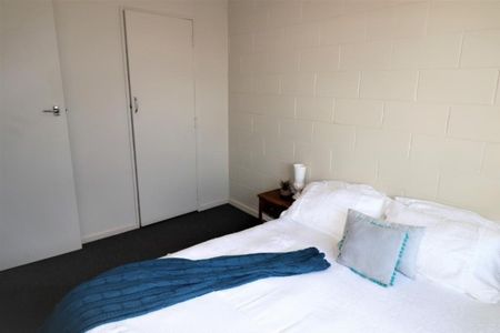 Immaculately presented 2 bedroom unit! - Photo 2