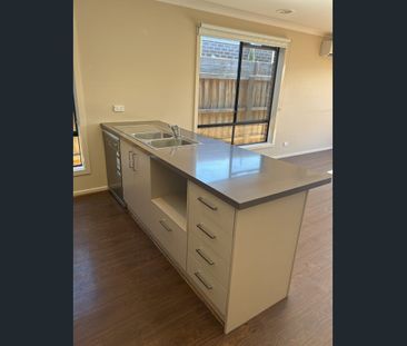 Luxury 4 Bedroom Double Garages House for Rent!! - Photo 5