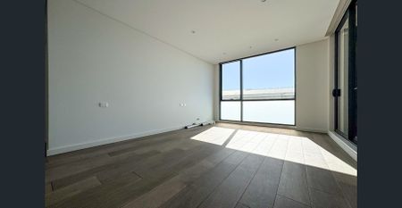 Spacious Two Bedroom Near Station - Photo 2