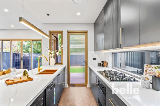 Brand-new 5 bedrooms family home in North Ryde for Rent - Photo 1