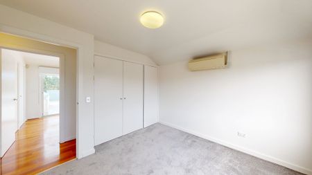 SPACIOUS CITY FRINGE TOWNHOUSE - Photo 2