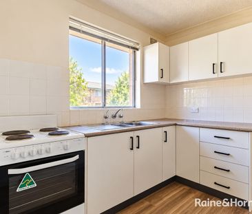 2 Bedroom Unit in Great Central Location! - Photo 3