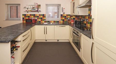 1 bedroom in a flat share to rent - Photo 4