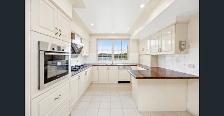 COASTAL ELEGANCE MEETS FAMILY COMFORT IN ONE OF MOSMAN'S MOST PRESTIGIOUS STREETS WITH PRIVATE JETTY - Photo 3