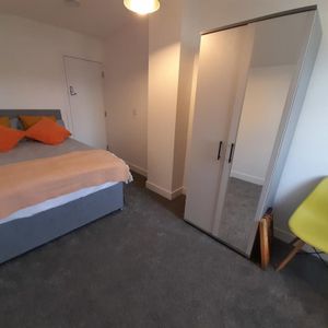 1 bedroom in a house share to rent - Photo 2