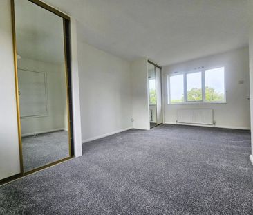 2 Bed Terraced House, Vanguard Road, SO18 - Photo 2