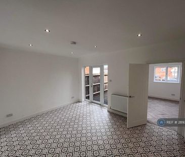 4 bedroom semi-detached house to rent - Photo 4