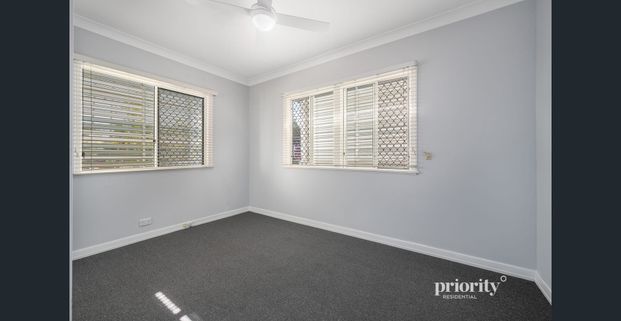 Freshly renovated residence on a private 1,287m2 battle-axe block - Photo 1