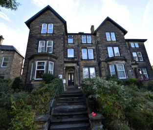 1 bedroom Flat in Springwood Road, Leeds - Photo 5