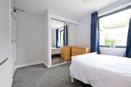 3 bedroom flat to rent - Photo 4