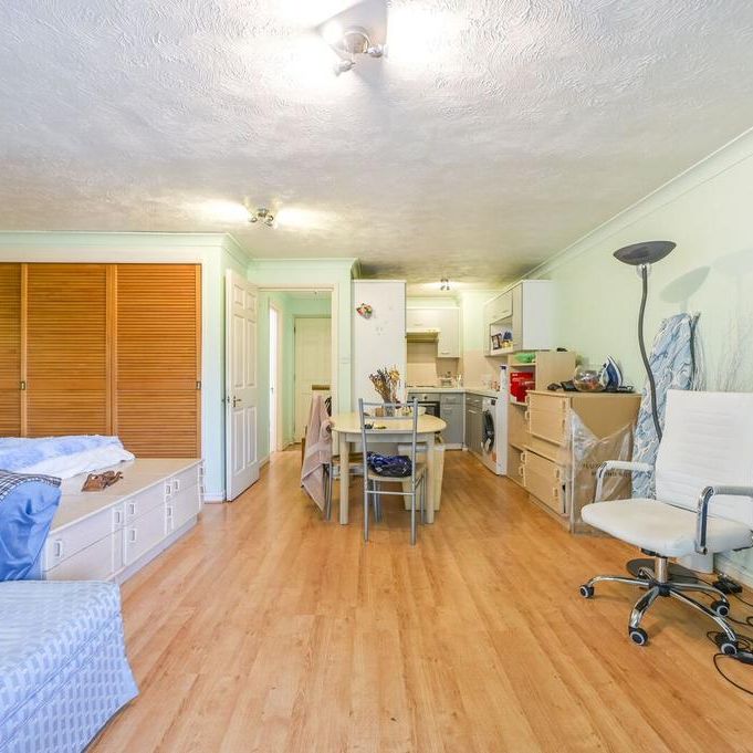 Studio to rent - Photo 1