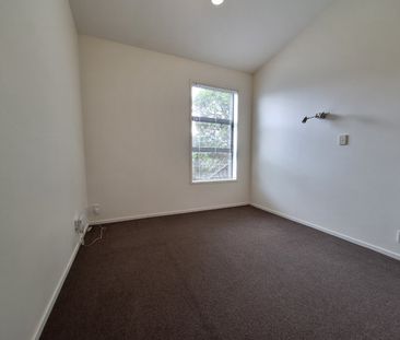 Contemporary Townhouse - Photo 4