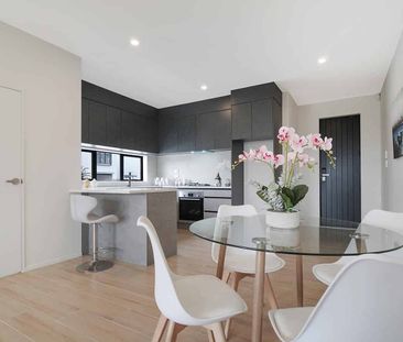 Stunning Three Bedroom Townhouse - Photo 2