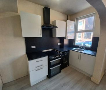 2 bedroom end of terrace house to rent - Photo 2