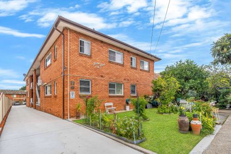 Perfectly Located Two-Bedroom Apartment With Air-conditioning - 950M From Train Station - Photo 2