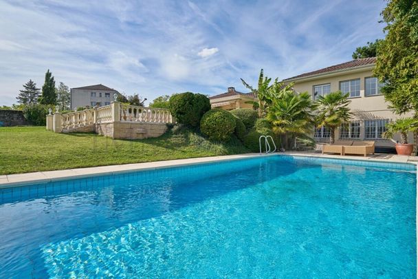 SPACIEUSE AVEC JARDIN, PISCINE ET VUE LAC - Foto 1