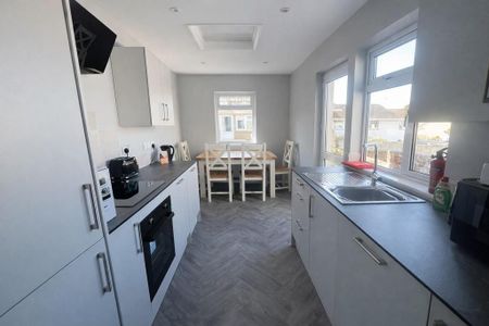 1 bedroom in a house share to rent - Photo 3