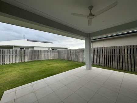 NEAR NEW 3 BEDROOM FAMILY HOME IN PERFECT LOCATION - Photo 3