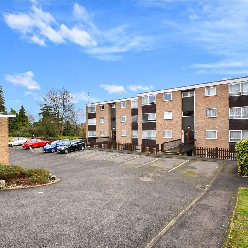 An attractive two double bedroom apartment, set on the first floor in the heart if Rickmansworth town centre. Offered unfurnished and available early January. - Photo 1