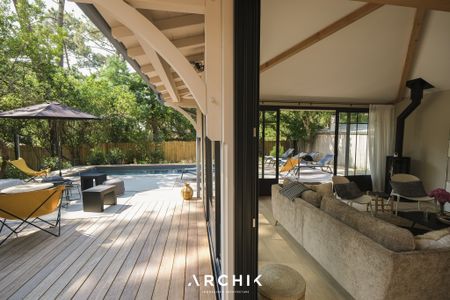Architecture contemporaine inspirée des villas arcachonnaises dans le quartier de la Corniche et à proximité de La Dune, cette maison de 180 m2 se tient sur un terrain de 1 070 m2 dont les grands pins confèrent à l'ensemble charme et authenticité. - Photo 4