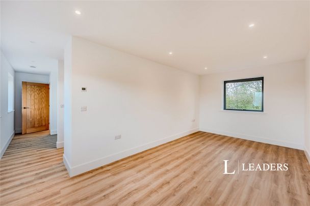 2 bedroom bungalow to rent Charlwood Road, Horley, Surrey, RH6 - Photo 1