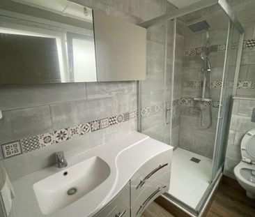 Appartement entièrement rénové disponible à la location. Avec ses 4... - Photo 6