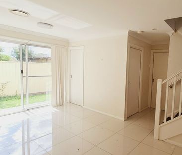 WELL PRESENTED TOWNHOUSE IN HEART OF OXLEY PARK - Photo 1