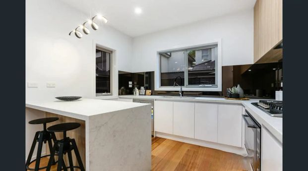 “Townhouse with Luxurious Features and Convenient Location” - Photo 1