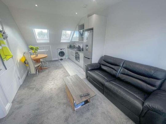 Stunning Bedroom Flat In Fairmead Crescent, HA8 - Photo 1