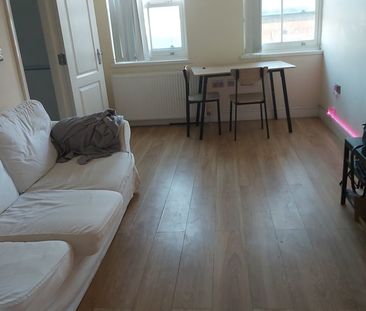 2 Bed Flat, Coventry Road, B10 - Photo 2