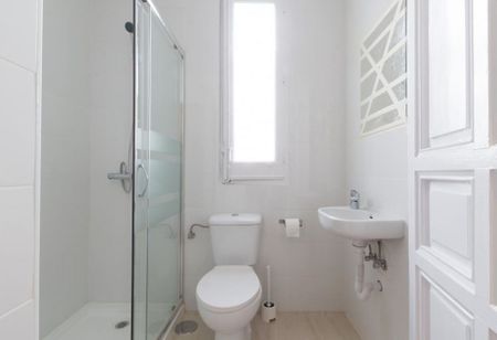 Room with balcony in Redondilla Street - Photo 4