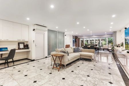 Large luxury family entertainer set on 865sqm - Photo 5