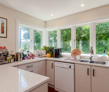 Sunny 3 bedroom home in Karori - Photo 3