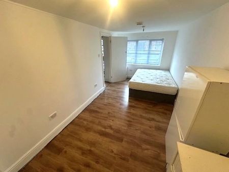 6 bedroom semi-detached house to rent - Photo 4