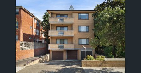 Expansive Top-Floor Apartment in Prime Bayside Setting - Photo 2