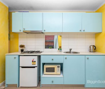 FULLY FURNISHED APARTMENT IN UNBEATABLE HAWTHORN LOCATION! - Photo 2