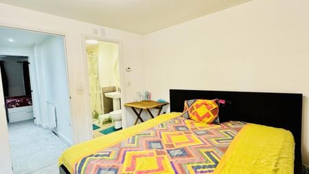 4 bedroom terraced house to rent - Photo 5