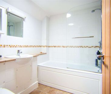 Delightful two bedroom house close to the River Itchen and water me... - Photo 6