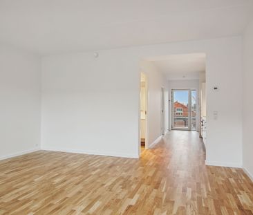 Rummelig og lys 2-værelses lejlighed med egen altan og unikke fælle... - Foto 3