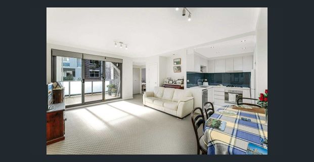 Quiet Garden-Facing Apartment in the Heart of St Ives – Walk to Shops & Park - Photo 1