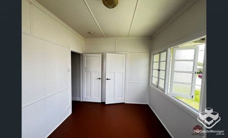 Spacious family living in an unbeatable location - Photo 4