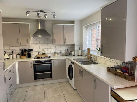 5 bedroom detached house to rent - Photo 2