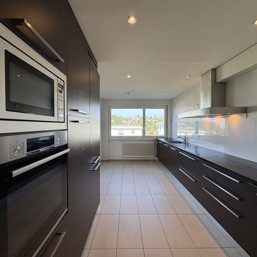 Sublime 4.5 room apartment with included underground parking space - Photo 1